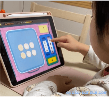 トドさんすうで4歳児が掛け算を学んでいる画像