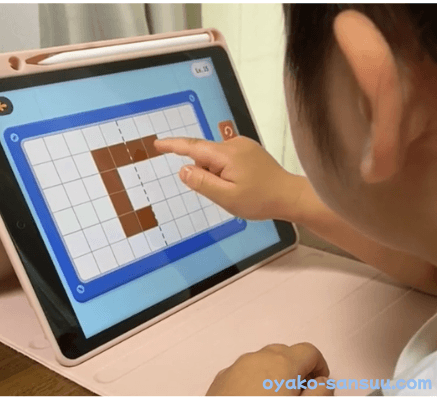 息子がタブレットでトドさんすうを操作している画像