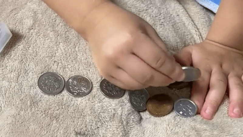 4歳がお金を数えている写真