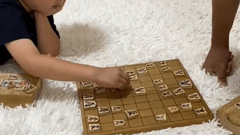 5歳が将棋をしている写真