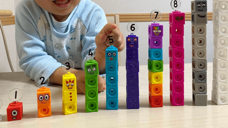 ３歳児がナンバーブロックスで遊んでいる写真
