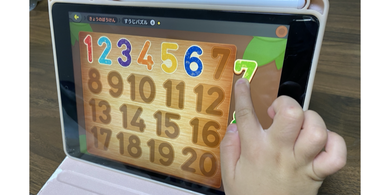 トドさんすうのレベルBの問題を実際に幼児が解いている画像